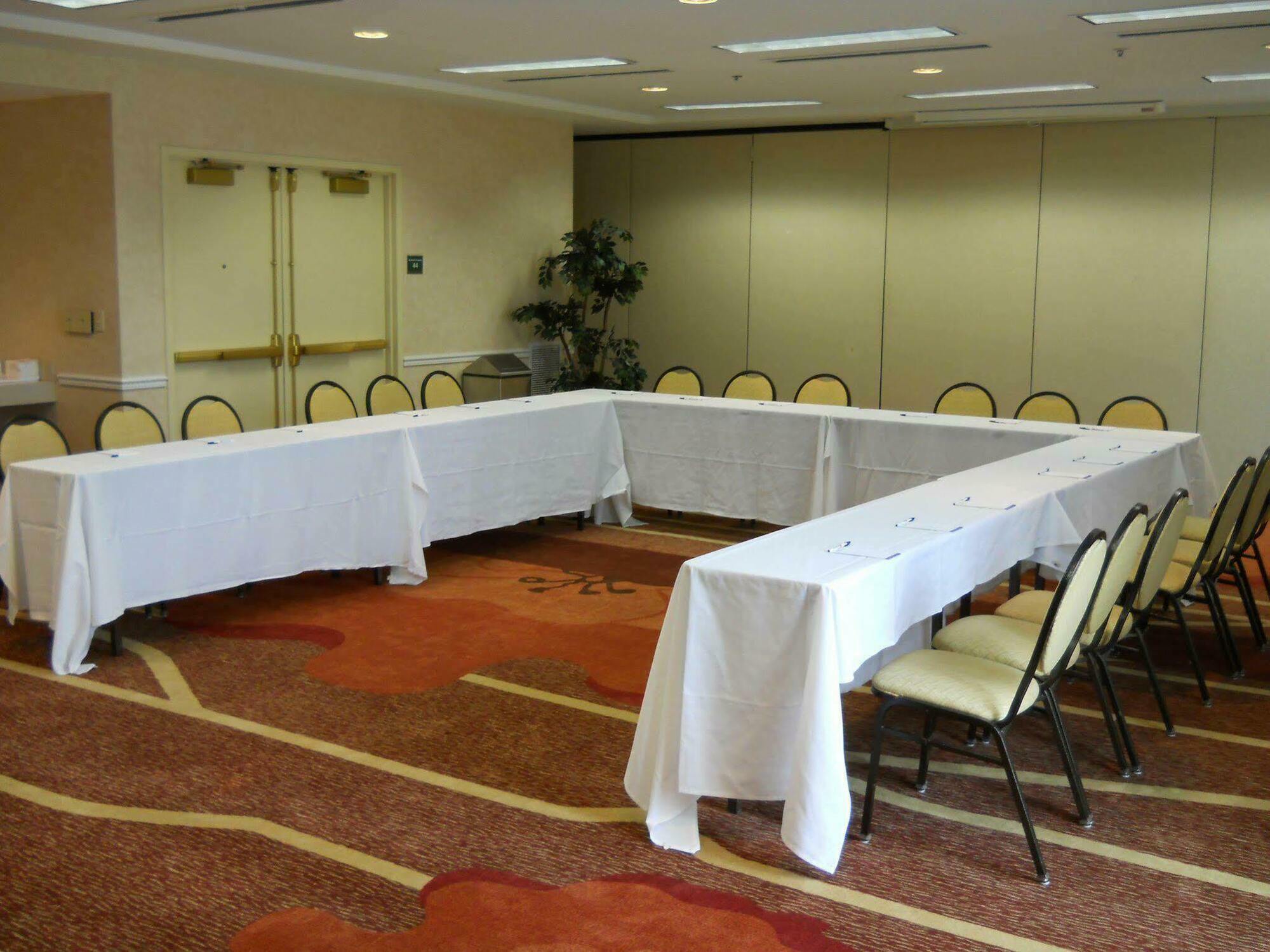Hilton Garden Inn Tulsa Airport Kinh doanh bức ảnh